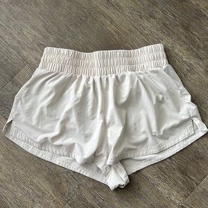 Varley Athletic shorts - cream colored - size 8